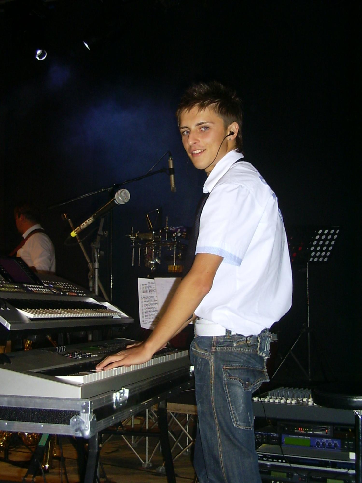 JULIK святкує день народження: моловідомі факти про шоумена і ретро-фото